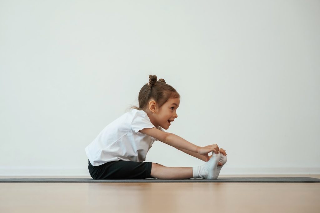 Niña practicando yoga